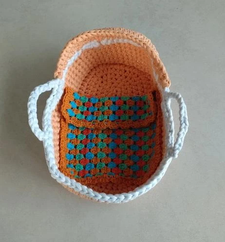 Handgemaakte reismand met deken voor een popje gehaakt